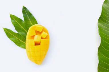 Tropik meyve, beyaz arka planda mango.. 