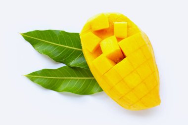 Tropik meyve, beyaz arka planda mango.. 
