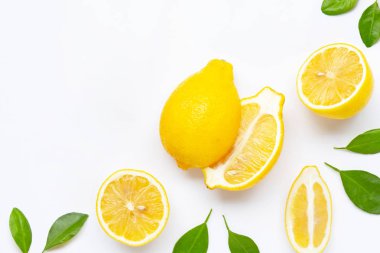 taze limon ile üzerine beyaz izole yaprakları 