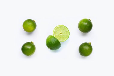 Beyaz arkaplanda taze limon. 