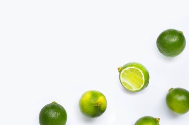 taze limes üzerinde beyaz izole 