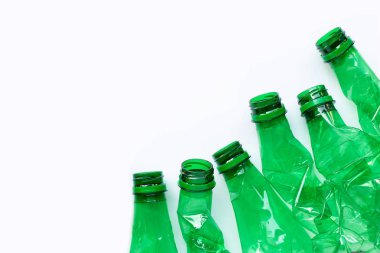 Beyaz arkaplanda plastik şişeler.