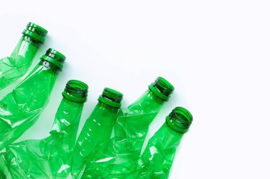 Beyaz arkaplanda plastik şişeler.