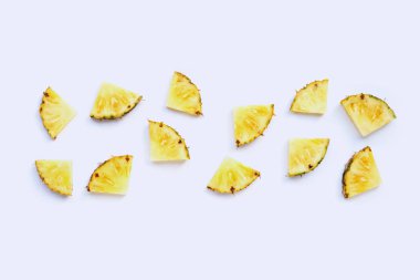 Beyaz arkaplanda taze ananas. 