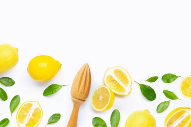 Taze limon ve yapraklar ve beyaz üzerine tahta sıkacağı..