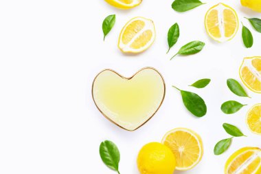Kalp şeklinde taze sıkılmış limon suyuyla taze sıkılmış bardak.