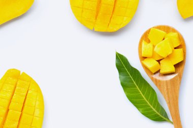 Tropik meyve, beyaz arka planda mango.. 