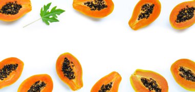 Beyaz arka planda papaya meyvesinden yapılmış çerçeve. Üst görünüm