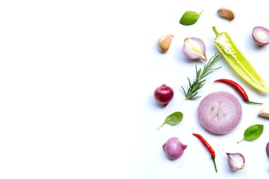 Beyaz arka planda çeşitli taze sebzeler ve otlar. Sağlıklı yeme kavramı