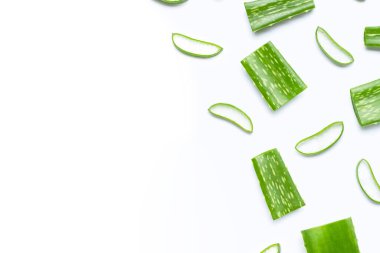 Aloe Vera sağlık ve güzellik için popüler bir ilaç bitkisidir, beyaz arka plan. Boşluğu kopyala