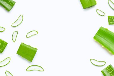 Aloe Vera sağlık ve güzellik için popüler bir ilaç bitkisidir, beyaz arka plan. Boşluğu kopyala