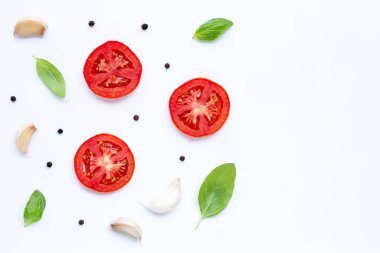 Beyaz arka planda çeşitli taze sebzeler ve otlar. Sağlıklı yeme kavramı