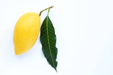Sarı mango manzaralı, tropik meyve sulu ve tatlı.