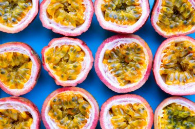 Mavi arka planda tutku meyvesi. Üst görünüm