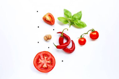 Beyaz arka planda çeşitli taze sebzeler ve otlar. Yemek ve yemek malzemeleri, sağlıklı beslenme konsepti.