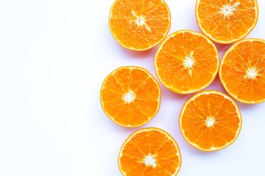 Beyaz arka planda izole edilmiş portakal suyu. Boşluğu kopyala