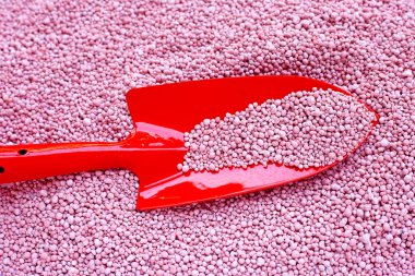 Kimyasal bitki gübresi ve bahçe malası ekimi için..