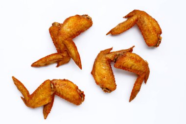 Beyaz arka planda kızarmış tavuk kanadı. Boşluğu kopyala