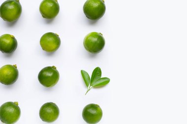 Beyaz arkaplanda yapraklı limonlar.