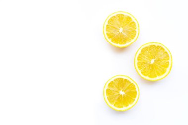 Beyaz arkaplanda taze limon.