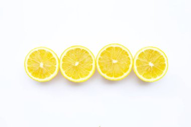 Beyaz arkaplanda taze limon.