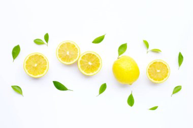 Beyaz arkaplanda taze limon.