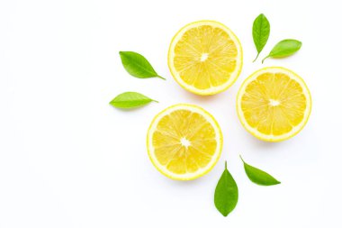 Beyaz arkaplanda taze limon.