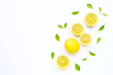 Beyaz arkaplanda taze limon.