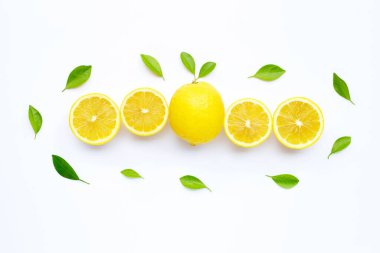 Beyaz arkaplanda taze limon.