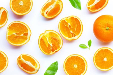 Yüksek C vitamini, sulu ve tatlı. Beyaz arka planda taze portakal meyvesi.