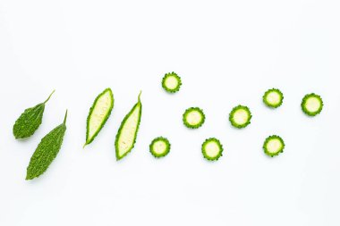 Beyaz arka planda acı kabak. en üstteki görünüm