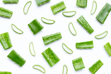 Aloe Vera beyaz arka planda, sağlık ve güzellik için popüler bir ilaç bitkisidir..