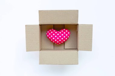 Pembe kalp beyaz arkaplanda açık kutuda.