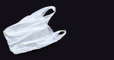 Siyah arka planda beyaz plastik torba. Boşluğu kopyala
