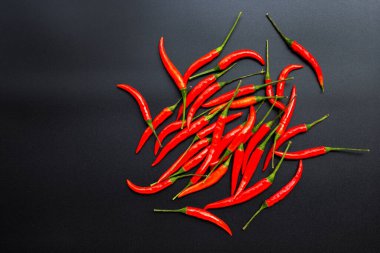 Siyah arka planda Chili Peppers. Üst görünüm