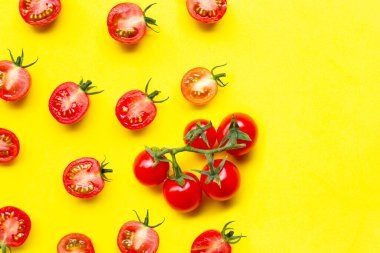 Taze kiraz domates, bütün ve yarım sarı arka plan izole kesilmiş. Kopyalama alanı