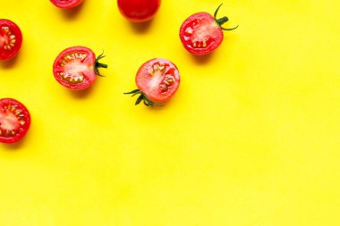 Taze kiraz domates, bütün ve yarım sarı arka plan izole kesilmiş. Kopyalama alanı