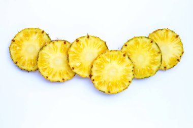 Beyaz arka planda taze ananas dilimleri. Kopyalama alanı