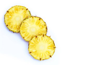 Beyaz arka planda taze ananas. Üst görünüm