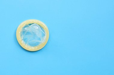 Mavi arka planda prezervatif. Boşluğu kopyala, Üst Görünüm