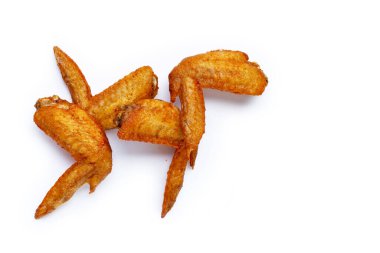 Beyaz arka planda kızarmış tavuk kanadı. Boşluğu kopyala