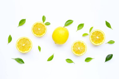 Beyaz arkaplanda taze limon.