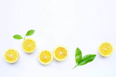 Beyaz arkaplanda taze limon.