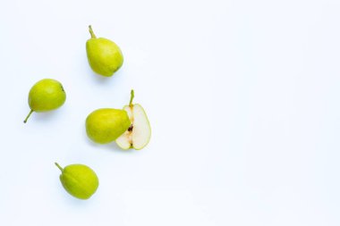 Beyaz arka planda olgun armutlar. Boşluğu kopyala