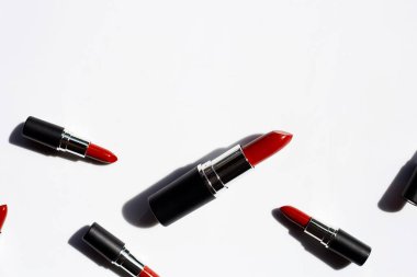 Düz yatıyordu kompozisyon, gölge ile beyaz arka plan üzerinde Rujlar. Güzel Makyaj konsepti