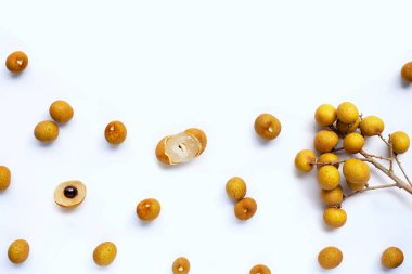 Longan beyaz arka planda izole edildi. Üst görünüm