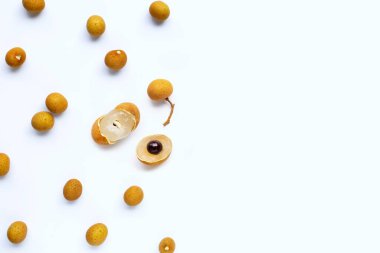 Longan beyaz arka planda izole edildi. Üst görünüm