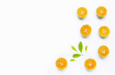 Beyaz arkaplanda taze turuncu.