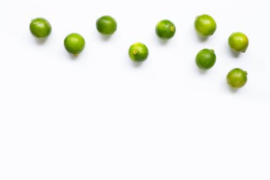 Beyaz arka planda izole edilmiş taze limonlar. Kopyalama alanı