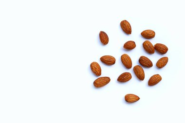 Beyaz arkaplanda izole edilmiş bademler
